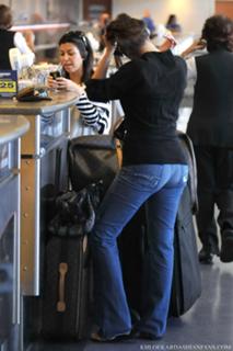 Khloé Kardashian feet photo thumbnail