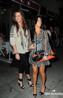 Khloé Kardashian feet photo thumbnail