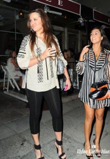 Khloé Kardashian feet photo thumbnail