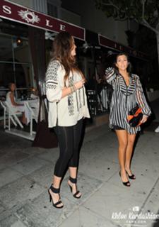 Khloé Kardashian feet photo thumbnail