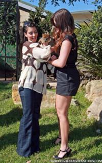 Khloé Kardashian feet photo thumbnail