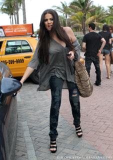 Khloé Kardashian feet photo thumbnail