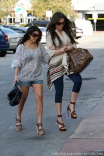 Khloé Kardashian feet photo thumbnail