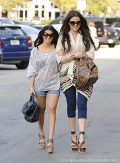 Khloé Kardashian feet photo thumbnail