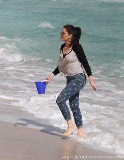 Khloé Kardashian feet photo thumbnail