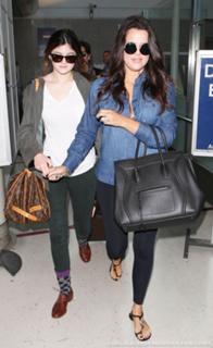 Khloé Kardashian feet photo thumbnail