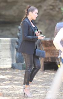 Khloé Kardashian feet photo thumbnail