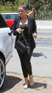 Khloé Kardashian feet photo thumbnail