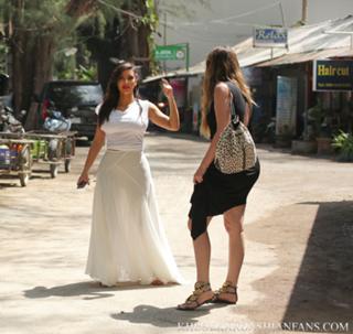 Khloé Kardashian feet photo thumbnail