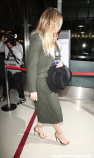 Khloé Kardashian feet photo thumbnail