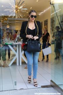 Khloé Kardashian feet photo thumbnail