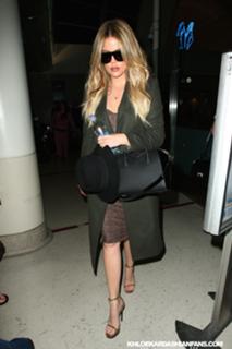Khloé Kardashian feet photo thumbnail
