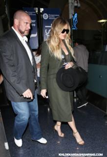 Khloé Kardashian feet photo thumbnail