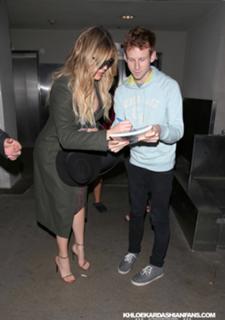 Khloé Kardashian feet photo thumbnail