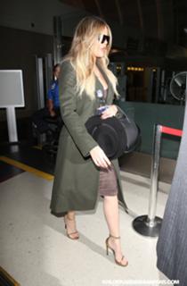 Khloé Kardashian feet photo thumbnail