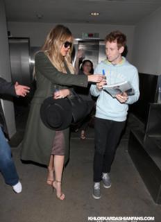 Khloé Kardashian feet photo thumbnail