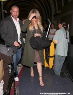 Khloé Kardashian feet photo thumbnail