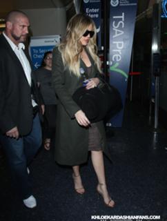 Khloé Kardashian feet photo thumbnail