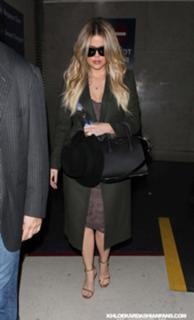 Khloé Kardashian feet photo thumbnail
