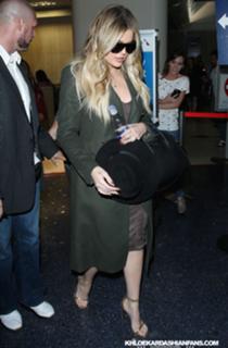 Khloé Kardashian feet photo thumbnail