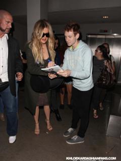 Khloé Kardashian feet photo thumbnail