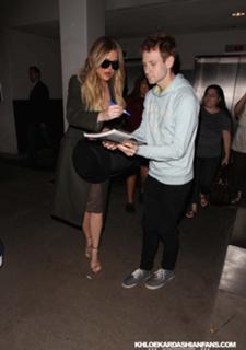 Khloé Kardashian feet photo thumbnail