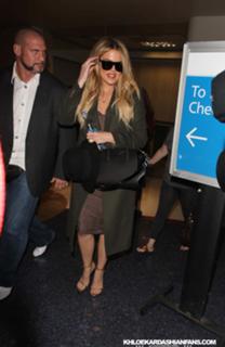 Khloé Kardashian feet photo thumbnail