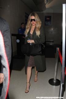 Khloé Kardashian feet photo thumbnail