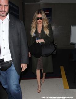 Khloé Kardashian feet photo thumbnail