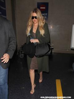 Khloé Kardashian feet photo thumbnail