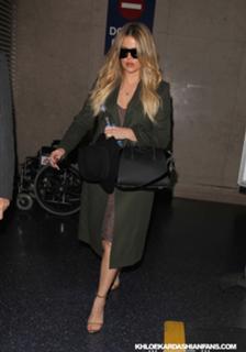 Khloé Kardashian feet photo thumbnail