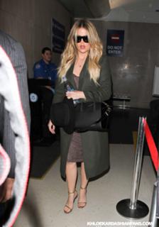 Khloé Kardashian feet photo thumbnail