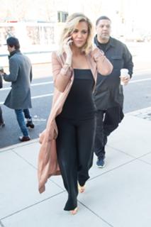 Khloé Kardashian feet photo thumbnail