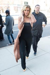 Khloé Kardashian feet photo thumbnail