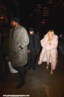 Khloé Kardashian feet photo thumbnail