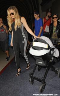 Khloé Kardashian feet photo thumbnail