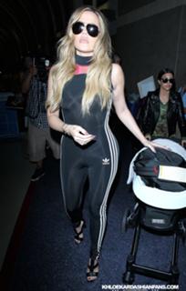 Khloé Kardashian feet photo thumbnail