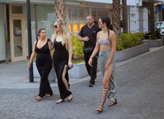 Khloé Kardashian feet photo thumbnail