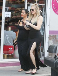 Khloé Kardashian feet photo thumbnail