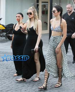 Khloé Kardashian feet photo thumbnail
