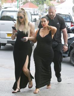 Khloé Kardashian feet photo thumbnail