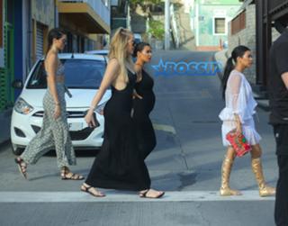 Khloé Kardashian feet photo thumbnail