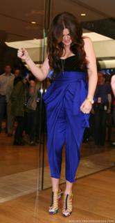 Khloé Kardashian feet photo thumbnail