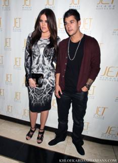 Khloé Kardashian feet photo thumbnail