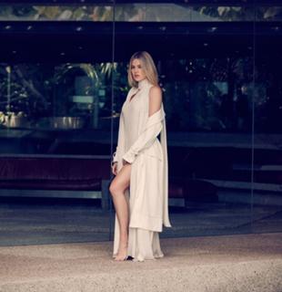 Khloé Kardashian feet photo thumbnail