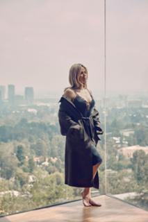 Khloé Kardashian feet photo thumbnail