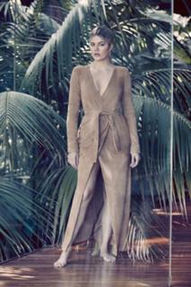 Khloé Kardashian feet photo thumbnail