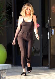 Khloé Kardashian feet photo thumbnail