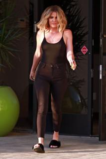 Khloé Kardashian feet photo thumbnail