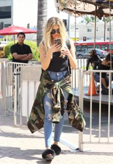 Khloé Kardashian feet photo thumbnail